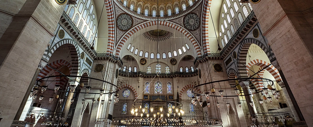 Street Photography in Istanbul’s historic Vefa & Süleymaniye: Ottoman heritage, mosques, daily life.