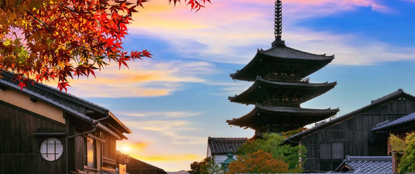 Art Walk in Kyoto exploring Higashiyama through watercolor sketching of temples, shrines & scenery.