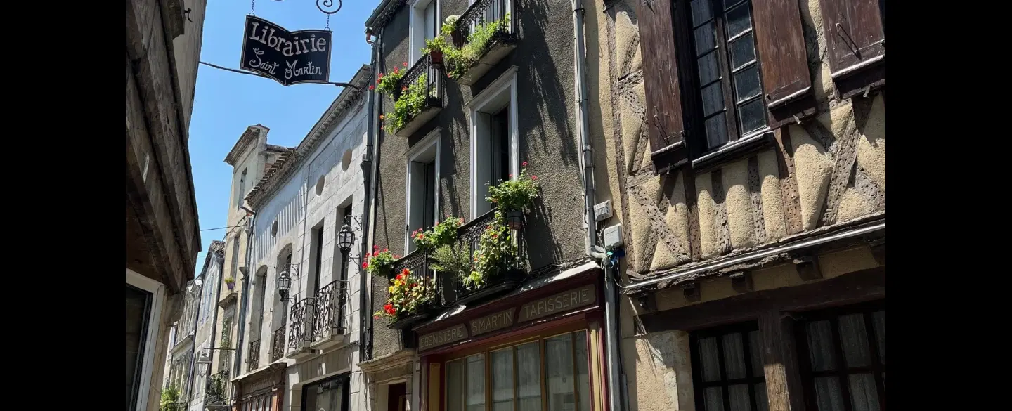 Market Tour near Bordeaux walking through Gironde villages, Langon market, and Bazas with a chef.