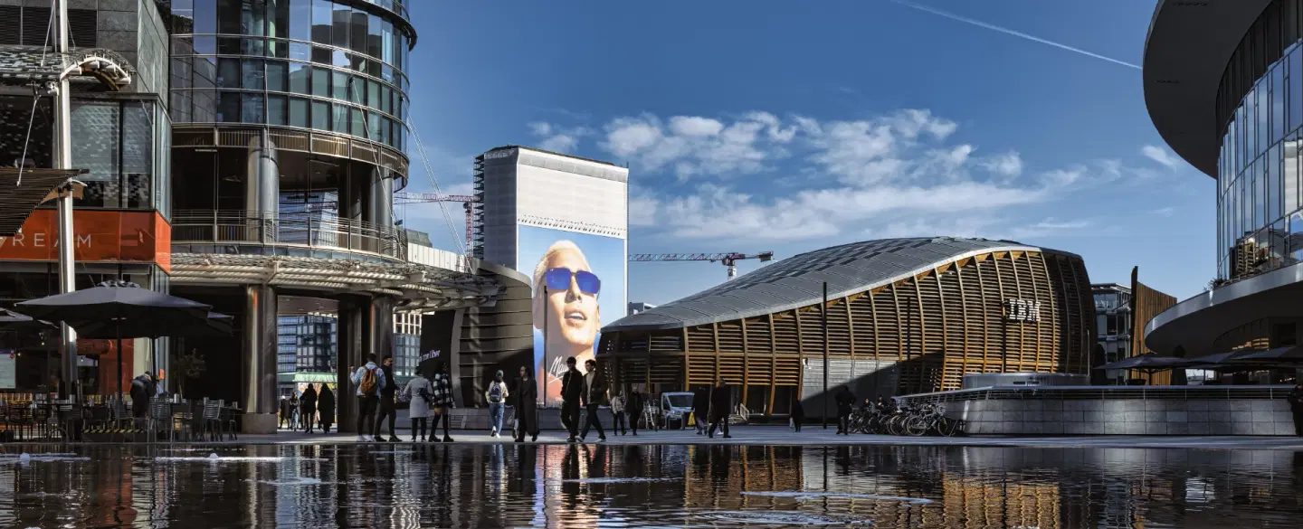 Photo Walk in Milan’s Porta Nuova, exploring modern architecture, reflections and urban geometry.