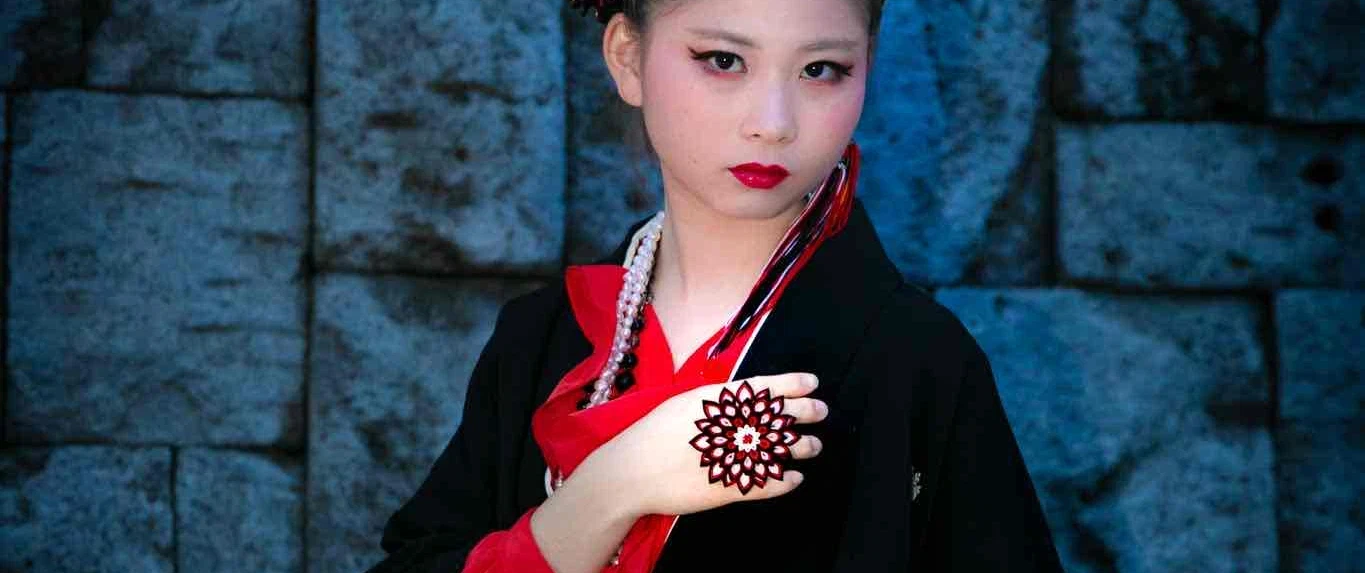 Tsumami-zaiku Silk Craft Workshop in Tokyo's Kagurazaka district with a contemporary master.