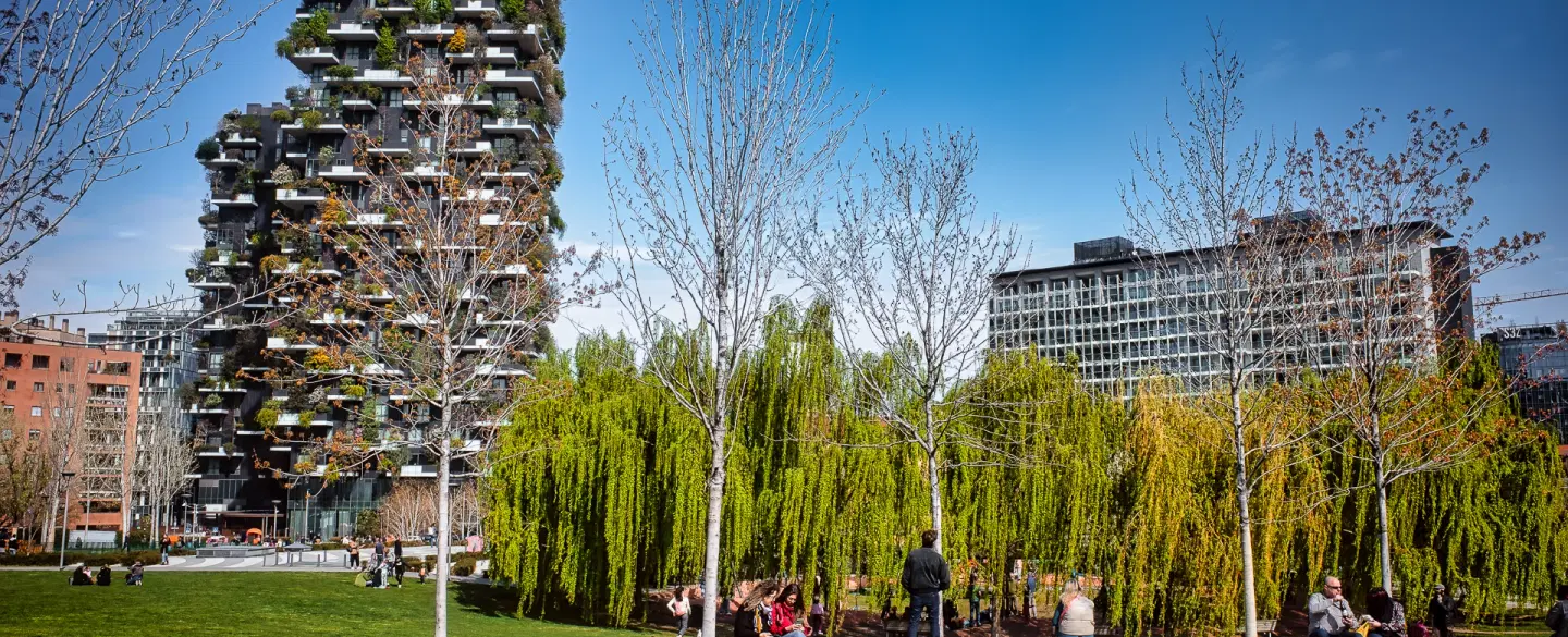 Photo Walk in Milan’s Porta Nuova, exploring modern architecture, reflections and urban geometry.