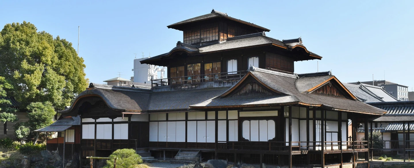 Private Nishi Honganji tour in Kyoto with a resident monk — dharma talk, National Treasures, garden.