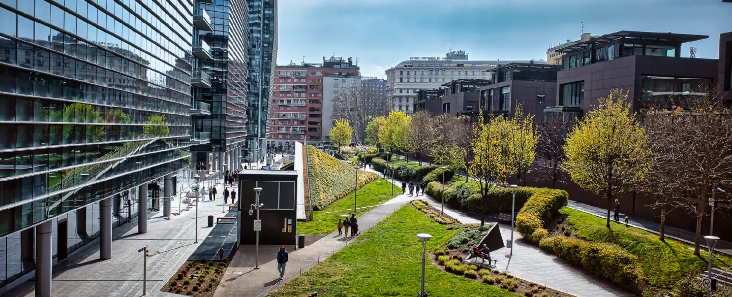 Photo Walk in Milan’s Porta Nuova, exploring modern architecture, reflections and urban geometry.