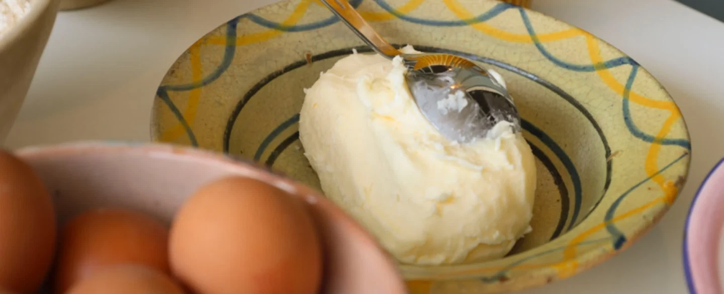 Cooking workshop in Lisbon: bake pastéis de nata with grandmothers in an intergenerational kitchen.