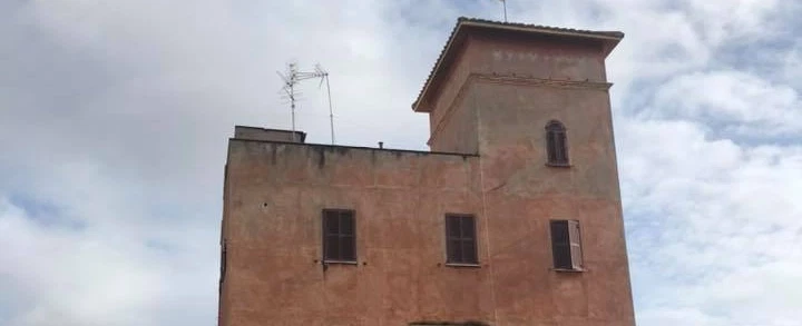 Walking Tour in Rome uncovering the layered history of Pigneto and its early 20th-century villini.