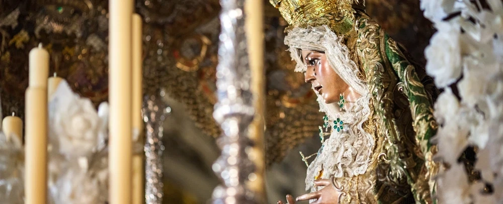 Semana Santa Holy Week Tour in Seville during La Madrugá: Street-level at the Macarena procession.