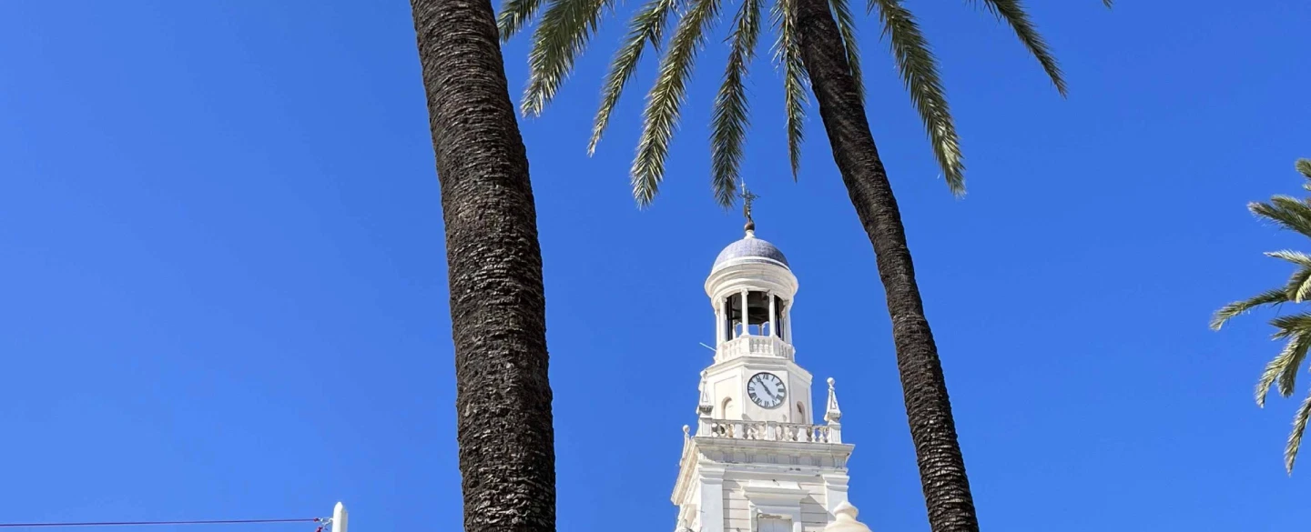 Walking Tour of Cádiz with historic sites, lookout views, local taverns & guided tapas experience.