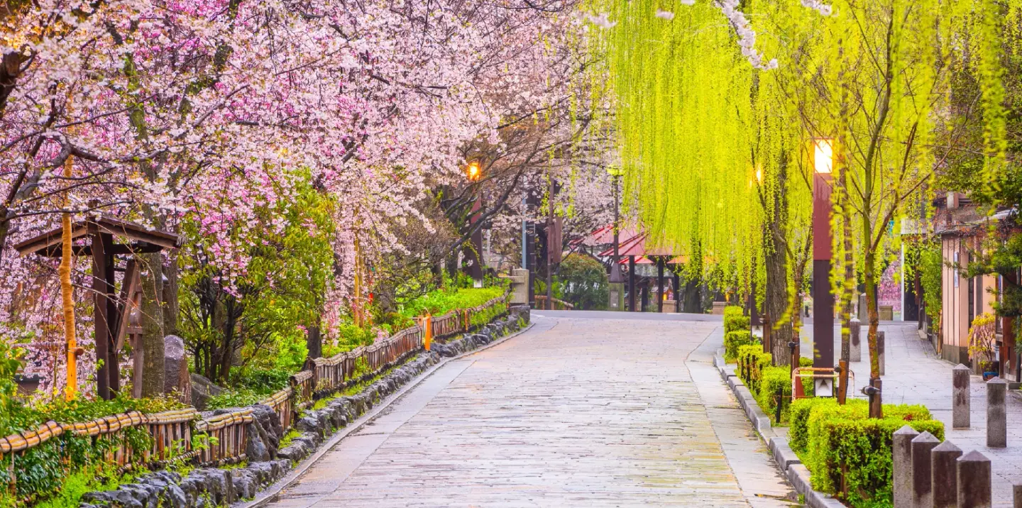 Art Walk in Kyoto exploring Higashiyama through watercolor sketching of temples, shrines & scenery.
