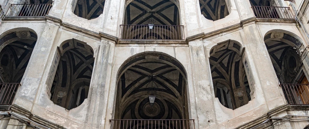 History Tour in Naples' Sanità walking Fontanelle ossuary, Baroque palaces, faith and folk devotion.