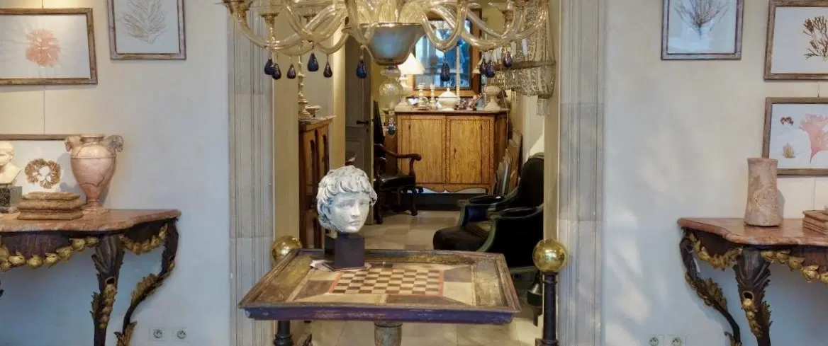 Antiques Walking Tour in Paris: Navigate Saint-Ouen’s famous flea markets with expert dealer access.